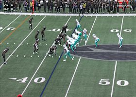 De'Von Achane refuses to go down on 39-yard rush