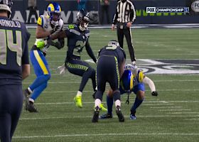 Kenneth Walker's nifty footwork evades multiple tackles for 15-yard gain