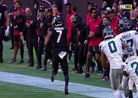 Bijan Robinson sprints down sideline for 26-yard catch and run