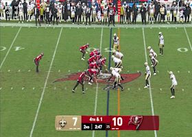 Demario Davis stonewalls Sean Tucker for a fourth-down stop