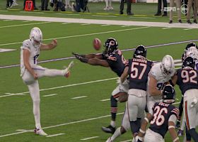 Dominique Robinson blocks Vikings' punt with his helmet