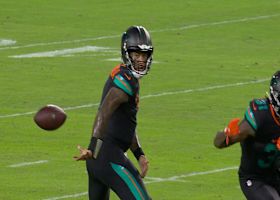 Can't-Miss Play: Behind-the-back pass! Tagovailoa channels Tim Hardaway in Miami